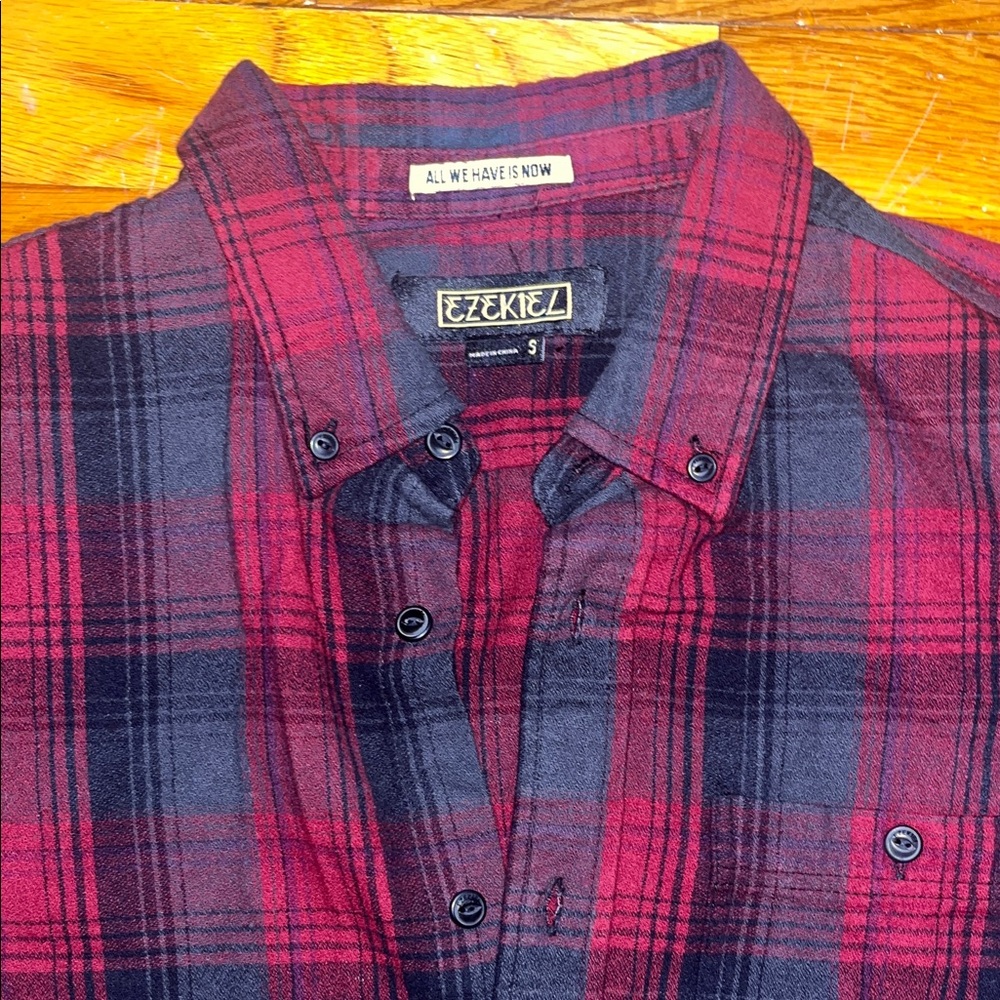 💎⭐️🌴 Ezekiel Black and Red Plaid Casual Shirt - Picture 3 of 8